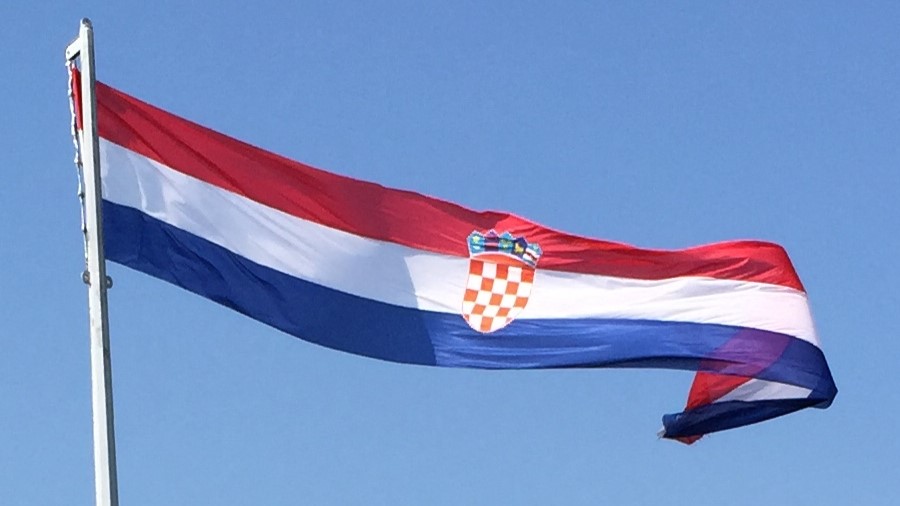 Croatian_flag_at_the_Knin_Fortress_2015